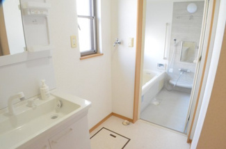 【脱衣所】 | さいたま市西区水判土　中古戸建 | 洗面台は大きさ充分！歯磨きやブラッシングなど慌ただしい朝の身だしなみチェックもOKです。