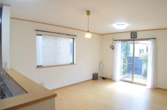 【居間・リビング】 | さいたま市西区水判土　中古戸建 | 快適なリビングの条件「陽当たり、通風、開放感」が実現されています。自然なぬくもりが感じられるシンプルで落ち着いた雰囲気のリビングです。