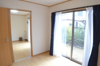 【洋室】 | さいたま市西区水判土　中古戸建 | リビング横の居室はLDKと一体した広々としたスペースでお過ごし頂くも良し、書斎や客間としてもお使いいただけます。