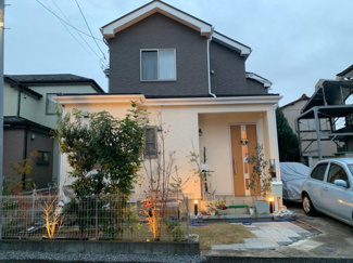 【外観】 | さいたま市西区水判土　中古戸建 | 玄関前のライティングが素敵なマイホーム♪2022年リフォーム、外壁塗装も施されたとても快適なお住まいです。