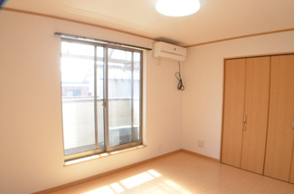 【外観】 | さいたま市西区水判土　中古戸建 | 玄関前のライティングが素敵なマイホーム♪2022年リフォーム、外壁塗装も施されたとても快適なお住まいです。