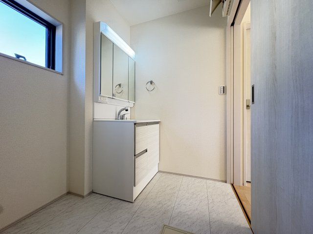 【玄関】 | 熊谷市万平町第3   LiveleGarden.s　新築戸建　全4棟　4号棟