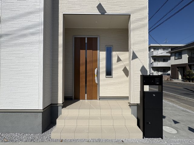 【玄関】 | 熊谷市万平町第3   LiveleGarden.s　新築戸建　全4棟　4号棟