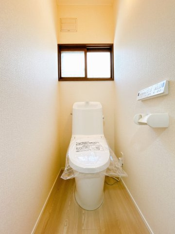 北見市北進町２丁目７番４号　中古売家のトイレ|【リフォーム済】トイレは便器を新品に交換し、床のクッションフロアと壁紙を張り替えました。