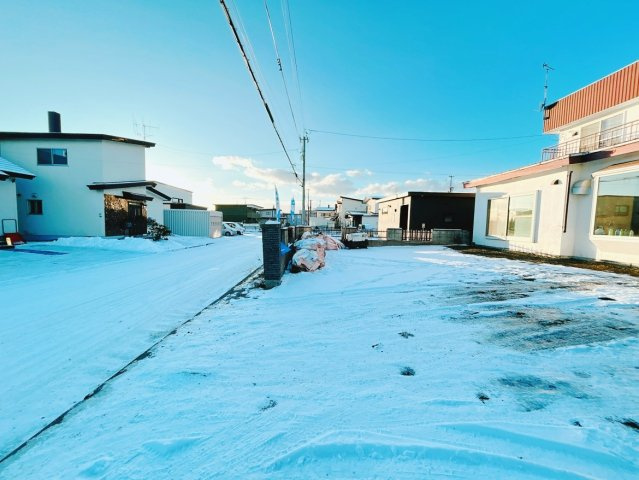 【駐車場】 | 北見市北進町２丁目７番４号　中古売家 | 【リフォーム前】駐車場です。こちらは解体して駐車スペースをより拡大予定です。