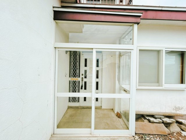 【玄関】 | 北見市北進町２丁目７番４号　中古売家 | 【リフォーム前】玄関外観です。新品の玄関ドアに交換します。ドアが交換されていると気密性も高くなりますので嬉しいですね。