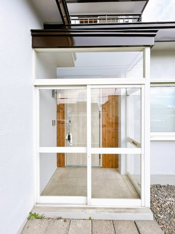 北見市北進町２丁目７番４号　中古売家の玄関|【リフォーム済】玄関外観です。新品の玄関ドアに交換いたしました。。ドアが交換されていると気密性も高くなりますので嬉しいですね。