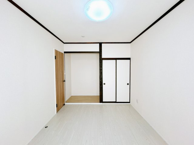 北見市北進町２丁目７番４号　中古売家の洋室|【リフォーム済】1階東側和室は洋室に変更致しました、床と壁は張替えを行いました。