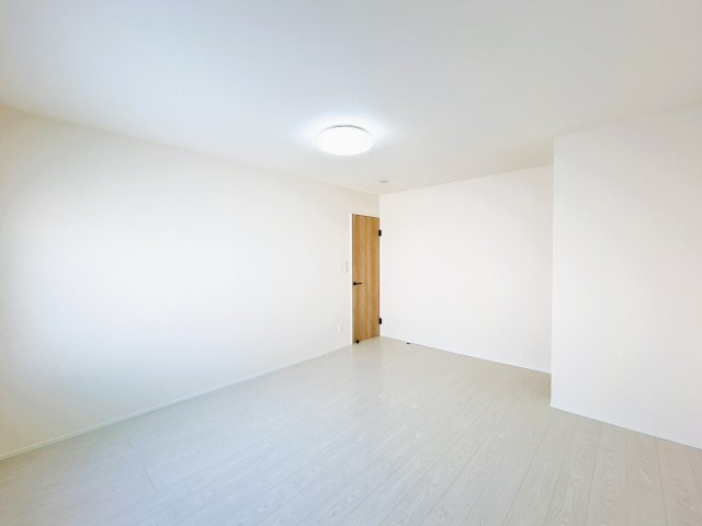 北見市北進町２丁目７番４号　中古売家の洋室|【リフォーム済】1階北西側和室は洋室へ変更致しました。1階にお部屋があると来客時などに便利ですね。
