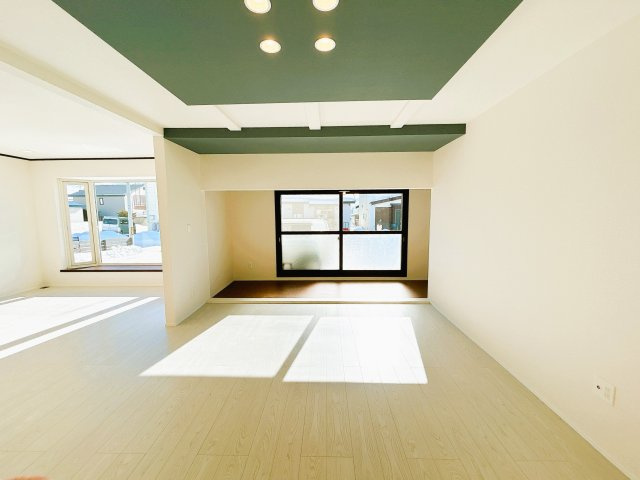 北見市北進町２丁目７番４号　中古売家の居間・リビング|【リフォーム済】西側和室はリビングに拡張予定を行いました。広々とした解放感のあるリビングへと生まれ変わりました。