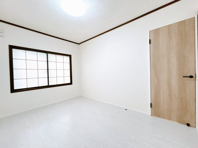 北見市北進町２丁目７番４号　中古売家の洋室|【リフォーム済】1階東側和室は洋室に変更致しました、床と壁は張替えを行いました。