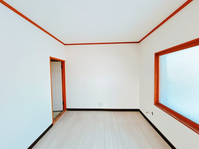 【洋室】 | 北見市北進町２丁目７番４号　中古売家 | 【リフォーム済】2階5.5帖洋室です。床はクッションフロア重ね張り、壁、天井は張替え、照明は交換致しました。