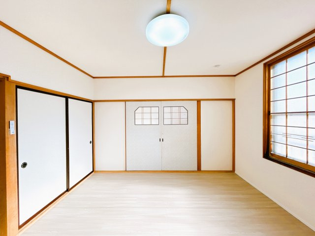 北見市北進町２丁目７番４号　中古売家の居間・リビング|【リフォーム済】2階リビングです。床と壁は新品の物に交換致しました。大きなお部屋ですのでこども部屋などにいかがでしょうか。