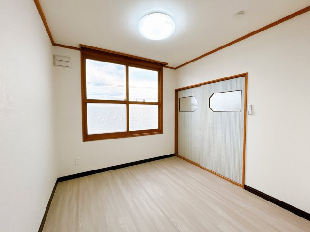 北見市北進町２丁目７番４号　中古売家の洋室|【リフォーム済】2階5.5帖洋室です。床はクッションフロア重ね張り、壁、天井は張替え、照明は交換致しました。