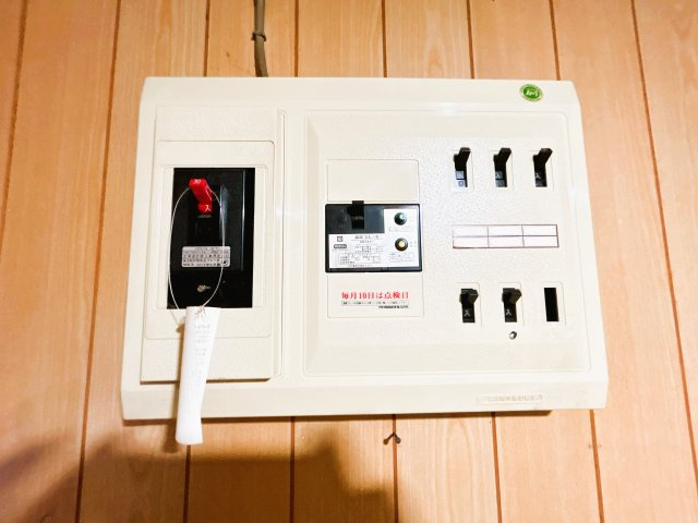 北見市北進町２丁目７番４号　中古売家の発電・温水設備|【リフォーム済】ブレーカーです。こちらはクリーニングを行いました30アンペアになります。