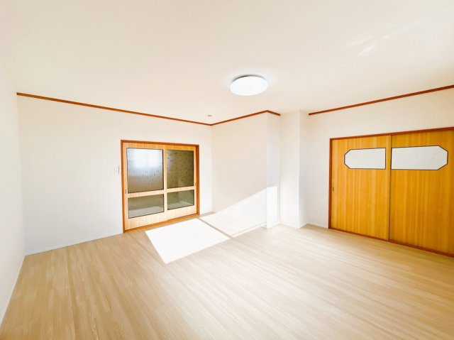 北見市北進町２丁目７番４号　中古売家の居間・リビング|【リフォーム済】2階リビングです別アングルです。南側に窓が付いていますので日当り良好です。