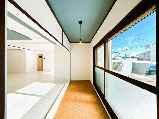 北見市北進町２丁目７番４号　中古売家の居間・リビング|【リフォーム済】リビングにある縁側です。天井のアクセントクロスが映えています。