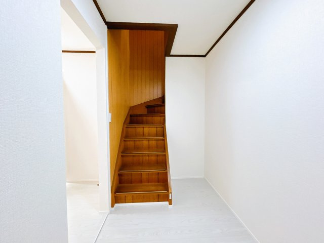 北見市北進町２丁目７番４号　中古売家のその他共用部分|【リフォーム済】階段です。こちらはクリーニングで仕上げました。
