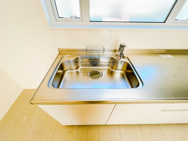 北見市北進町２丁目７番４号　中古売家のキッチン|【リフォーム済】キッチンシンクは食器や鍋などまとめて洗えるサイズ感です。