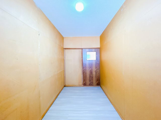 【その他共用部分】 | 北見市北進町２丁目７番４号　中古売家 | 【リフォーム前】2階廊下です。床はクッションフロア重ね張り、照明は交換、天井は塗装で仕上げる予定です。