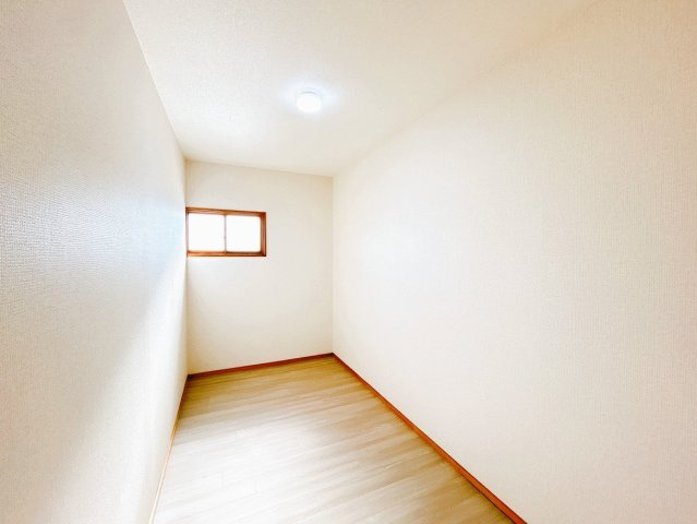 北見市北進町２丁目７番４号　中古売家の収納|【リフォーム済】2階納戸です。床のフローリングと壁のクロスを張り替えました。収納が多いと嬉しいですね。