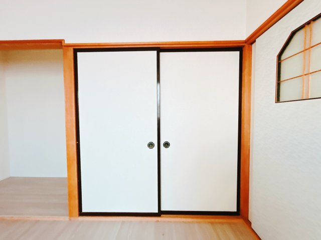 【収納】 | 北見市北進町２丁目７番４号　中古売家 | 【リフォーム前】収納は各部屋に用意してあります。お子さんの子供部屋にするには打って付けです。