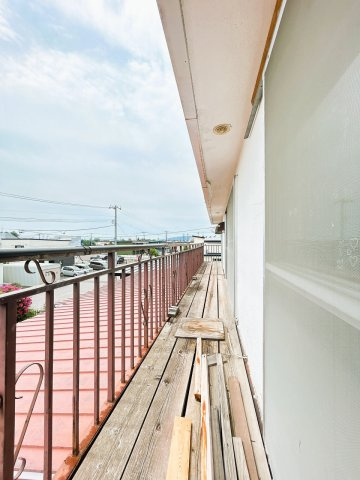 北見市北進町２丁目７番４号　中古売家のバルコニー|【リフォーム中】ベランダです。手すり、腰壁を塗装で仕上げる予定です。ベランダがあるとお家に解放感が生まれます。