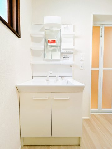 【独立洗面台】 | 北見市北進町２丁目７番４号　中古売家 | 【リフォーム済】洗面台は新品に交換いたしました。便利なシャワーヘッドに加え、充実の収納スペース。整髪料などの小物も取り出しやすく散らかりません。