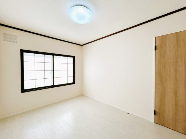 北見市北進町２丁目７番４号　中古売家の洋室|【リフォーム済】1階東側居室別アングルです、こちらも南向きに窓が付いているので明るいお部屋です。