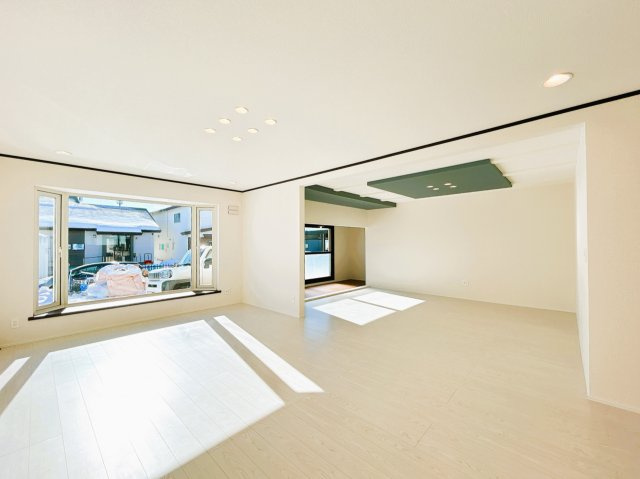 北見市北進町２丁目７番４号　中古売家の居間・リビング|【リフォーム済】リビング別アングル画像です。照明はダウンライトを採用しました、天井の高さを感じられるためより開放感のある仕上げてなっております。