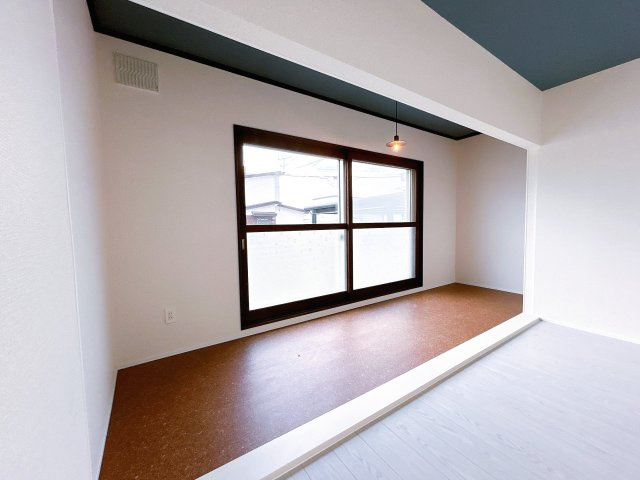 北見市北進町２丁目７番４号　中古売家の居間・リビング|【リフォーム済】リビングにある縁側です。天井のアクセントクロスが映えています。