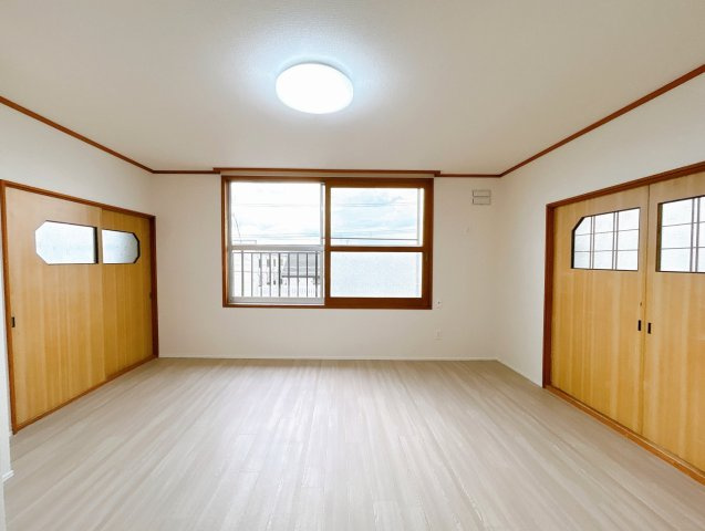 北見市北進町２丁目７番４号　中古売家の洋室|【リフォーム済】2階リビングです別アングルです。南側に窓が付いていますので日当り良好です。