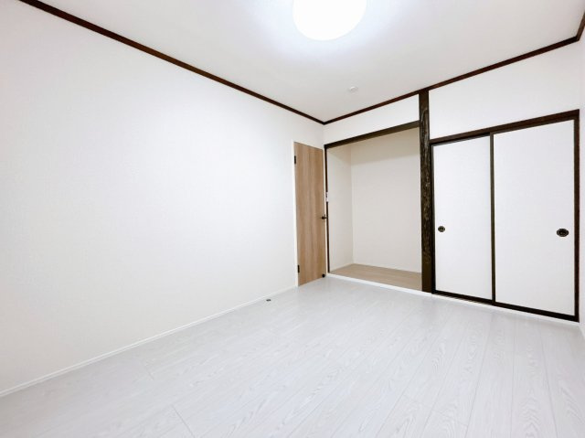 北見市北進町２丁目７番４号　中古売家の洋室|【リフォーム済】1階東側居室別アングルです、こちらも南向きに窓が付いているので明るいお部屋です。