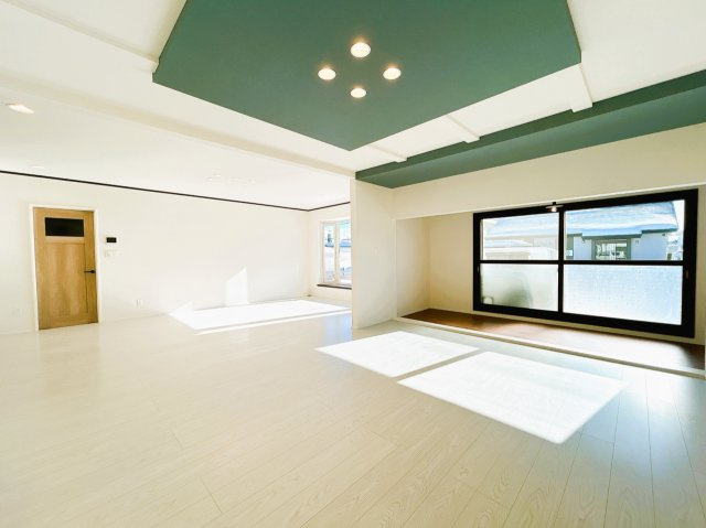 【居間・リビング】 | 北見市北進町２丁目７番４号　中古売家 | 【リフォーム済】リビングは床と壁紙の張替えを行いました。きれいなリビングで新生活をスタートしてみませんか。