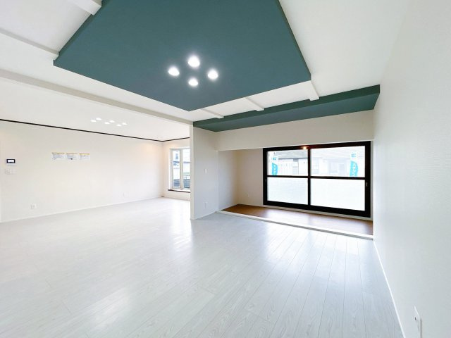 北見市北進町２丁目７番４号　中古売家の居間・リビング|【リフォーム済】リビング別アングルです。リビングは床と壁紙の張替えを行いました。