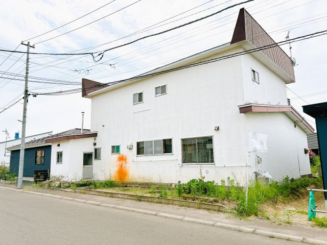 【外観】 | 北見市北進町２丁目７番４号　中古売家 | 【リフォーム中】外壁屋根の塗装を行います。建物前面には駐車スペースがあり普通車4台駐車可能です。お庭もあり家庭菜園も可能です。