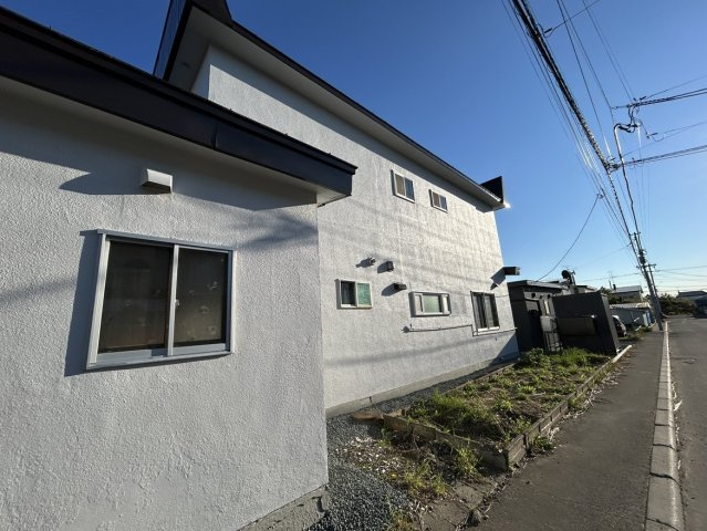 北見市北進町２丁目７番４号　中古売家の外観|【リフォーム済】外壁屋根の塗装を行いました。建物前面には駐車スペースがあり普通車4台駐車可能です。お庭もあり家庭菜園も可能です。