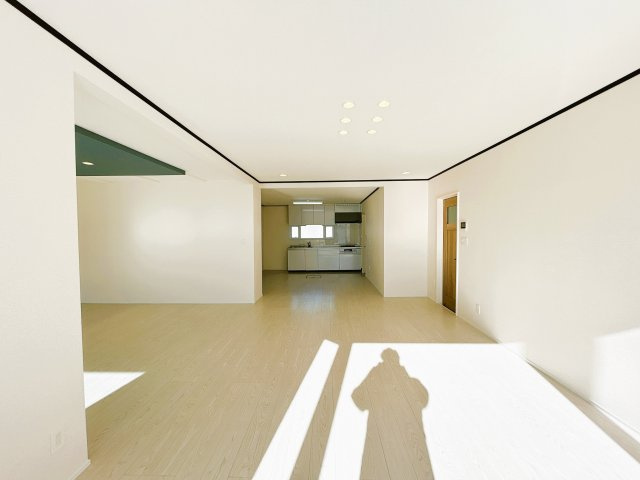 【居間・リビング】 | 北見市北進町２丁目７番４号　中古売家 | 【リフォーム済】リビング別アングルです。白を基調に清潔感のある仕上がりになっております。