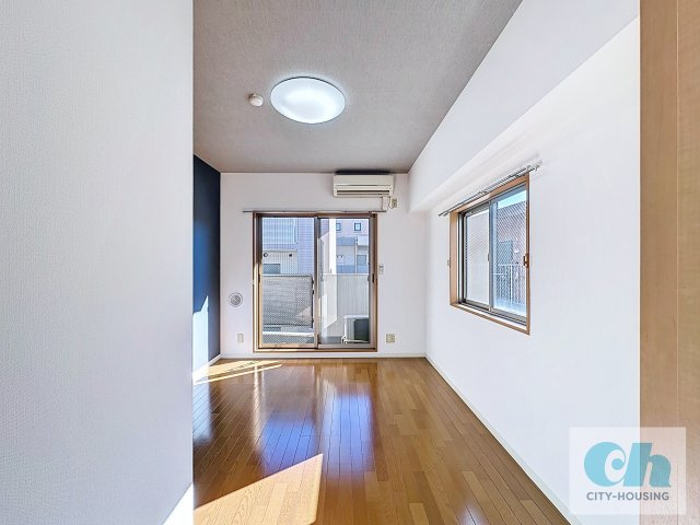 ファミーユ 308号室の居間・リビング