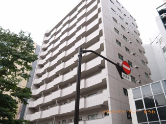 【外観】 | モダンでスタイリッシュな印象を与えるグレーを基調とした外観。