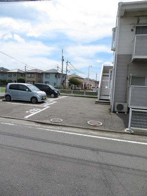 【駐車場】 | ファミリーハイツ | 車をお持ちの方に嬉しい駐車場付きの物件です