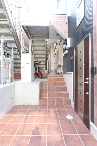 横浜市神奈川区白幡東町のアパートのエントランス