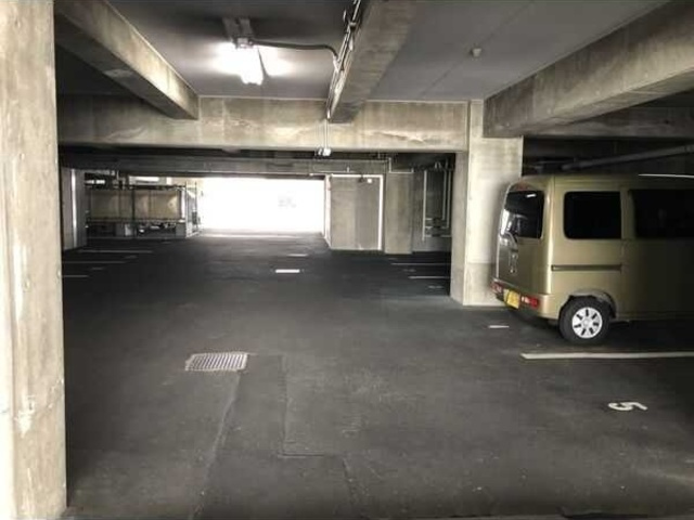 サン・東山公園ウエストの駐車場