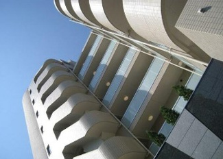 【外観】 | 鉄筋コンクリート造のがっちりとした建物。