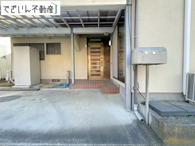 【玄関】 | 熊谷市押切　中古住宅   | 現地(2025年12月撮影)