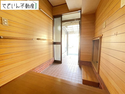 【玄関】 | 熊谷市押切　中古住宅   | 現地(2025年12月撮影)
