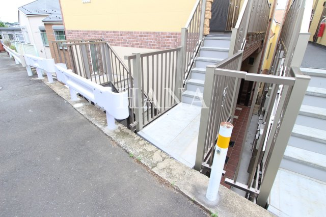 横浜市神奈川区白幡東町のアパートのエントランス