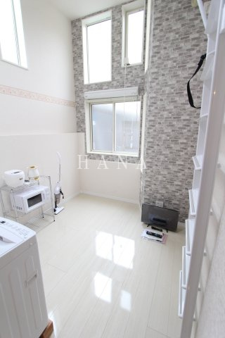 横浜市神奈川区白幡東町のアパートの居間・リビング