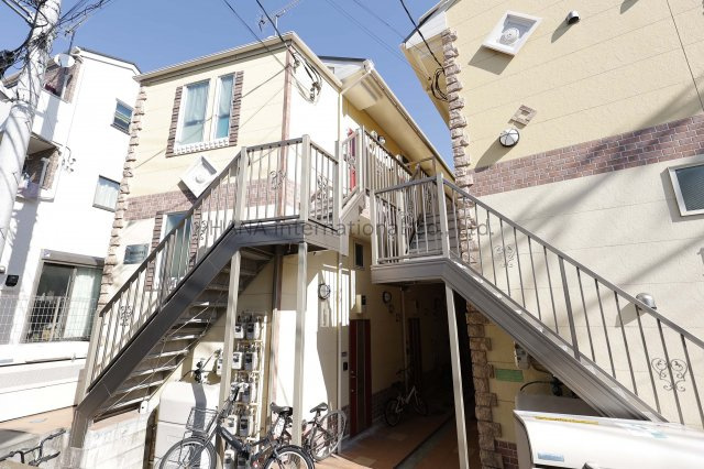 ルミエール妙蓮寺の外観