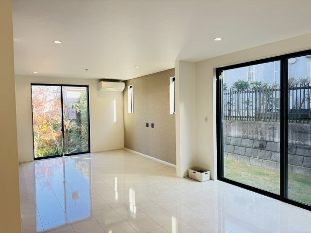 八王子市　絹ケ丘　新築未入居戸建ての居間・リビング|～24.04帖の明るく開放感のあるLDK、家族団欒の時間をお過ごしいただけます～